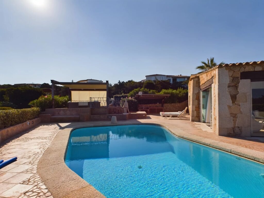 Straordinaria Villa in Stile Sardo a Baja Sardinia con Vista Mare image 2