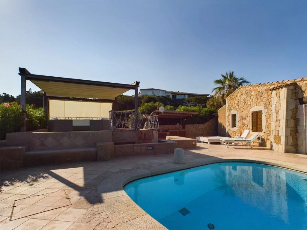 Straordinaria Villa in Stile Sardo a Baja Sardinia con Vista Mare image 1