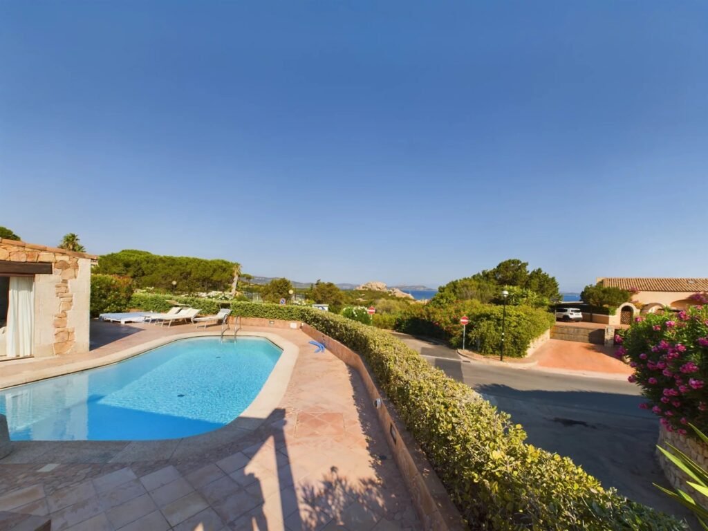 Straordinaria Villa in Stile Sardo a Baja Sardinia con Vista Mare image 3