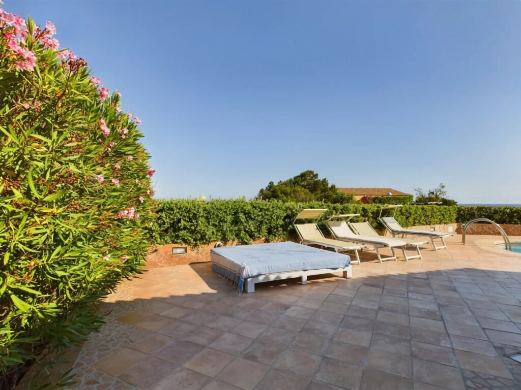 Straordinaria Villa in Stile Sardo a Baja Sardinia con Vista Mare image 5