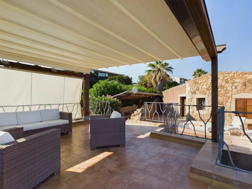 Straordinaria Villa in Stile Sardo a Baja Sardinia con Vista Mare image 6