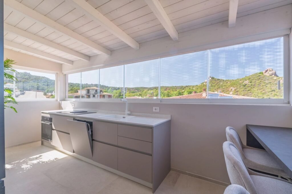 Appartamento elegante con vista mare e ampia terrazza a Cannigione image 3