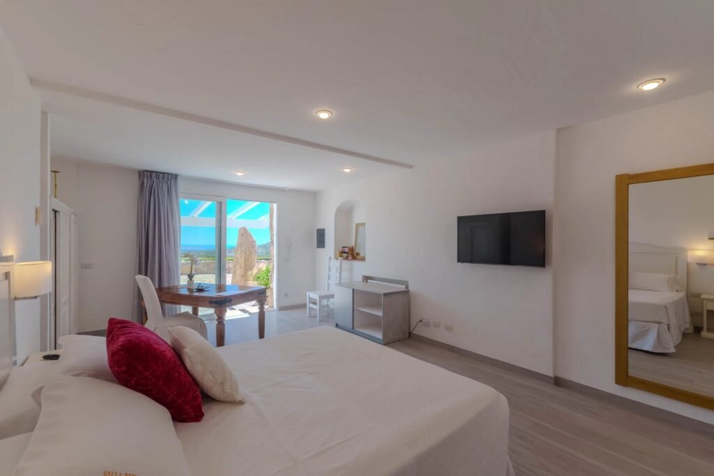 VILLA ESCLUSIVA CON DEPENDANCE E VISTA MOZZAFIATO – A SOLI 10 MINUTI DA PORTO CERVO image 10