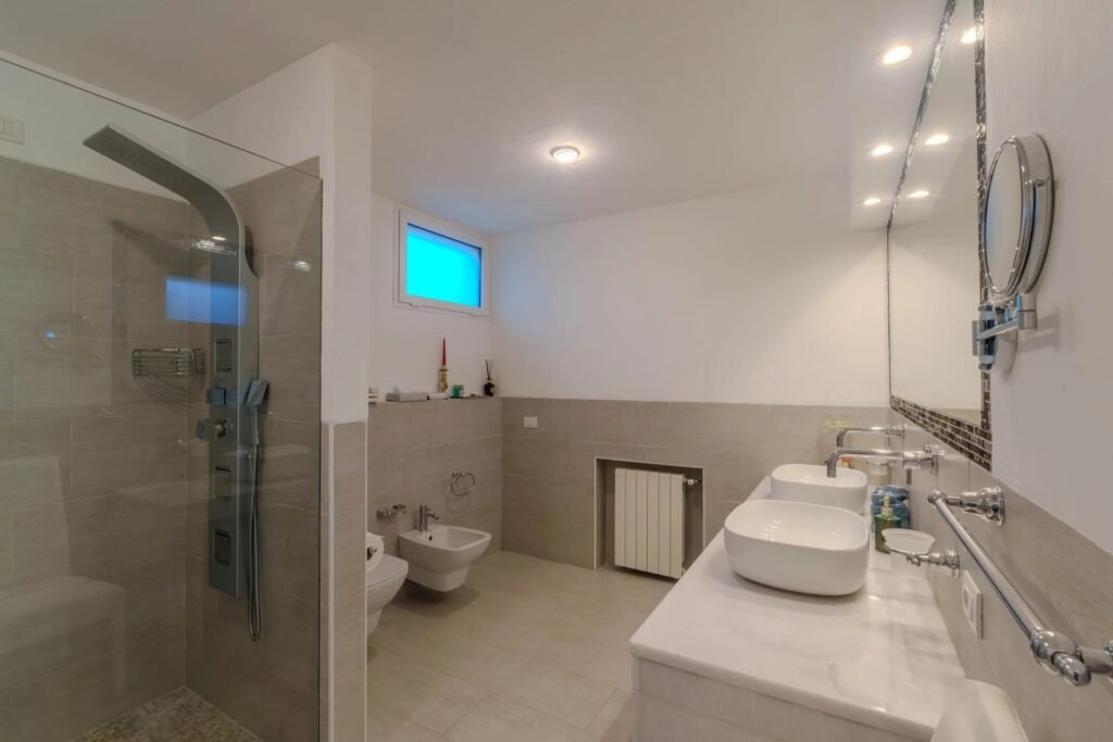 VILLA ESCLUSIVA CON DEPENDANCE E VISTA MOZZAFIATO – A SOLI 10 MINUTI DA PORTO CERVO image 11