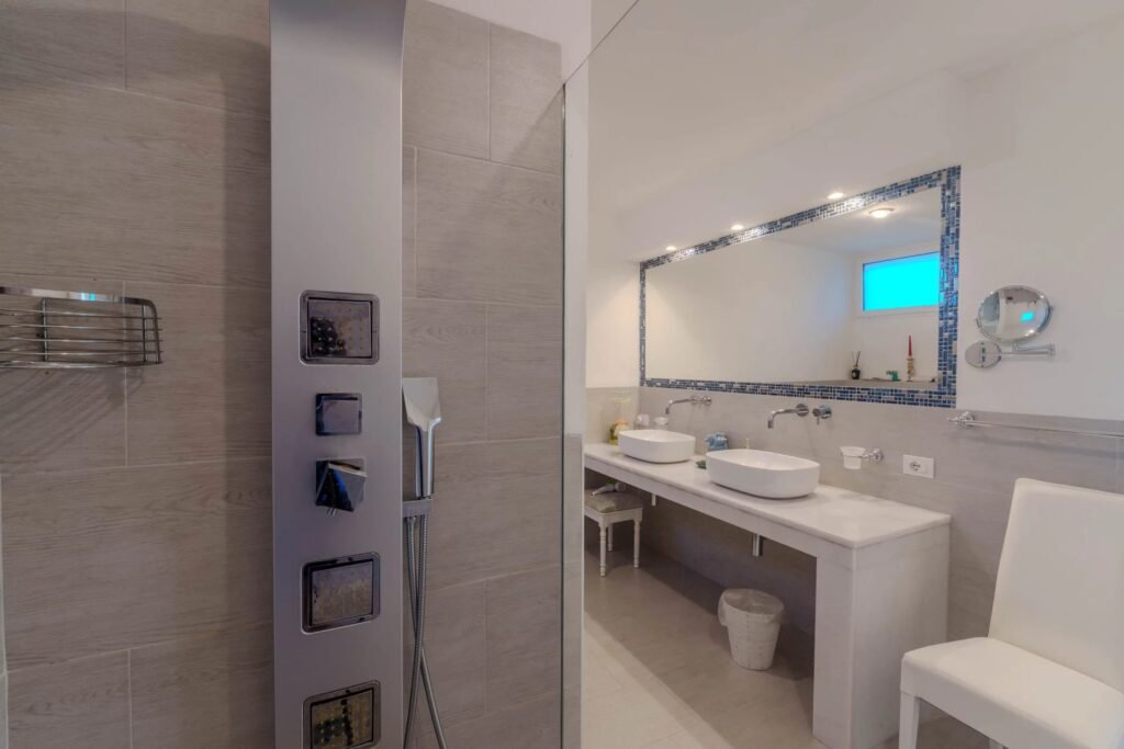 VILLA ESCLUSIVA CON DEPENDANCE E VISTA MOZZAFIATO – A SOLI 10 MINUTI DA PORTO CERVO image 12