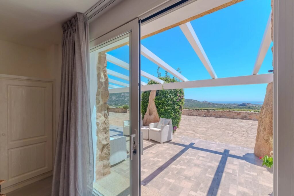 VILLA ESCLUSIVA CON DEPENDANCE E VISTA MOZZAFIATO – A SOLI 10 MINUTI DA PORTO CERVO image 13