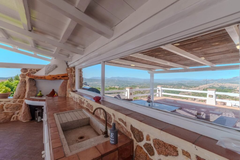 VILLA ESCLUSIVA CON DEPENDANCE E VISTA MOZZAFIATO – A SOLI 10 MINUTI DA PORTO CERVO image 15