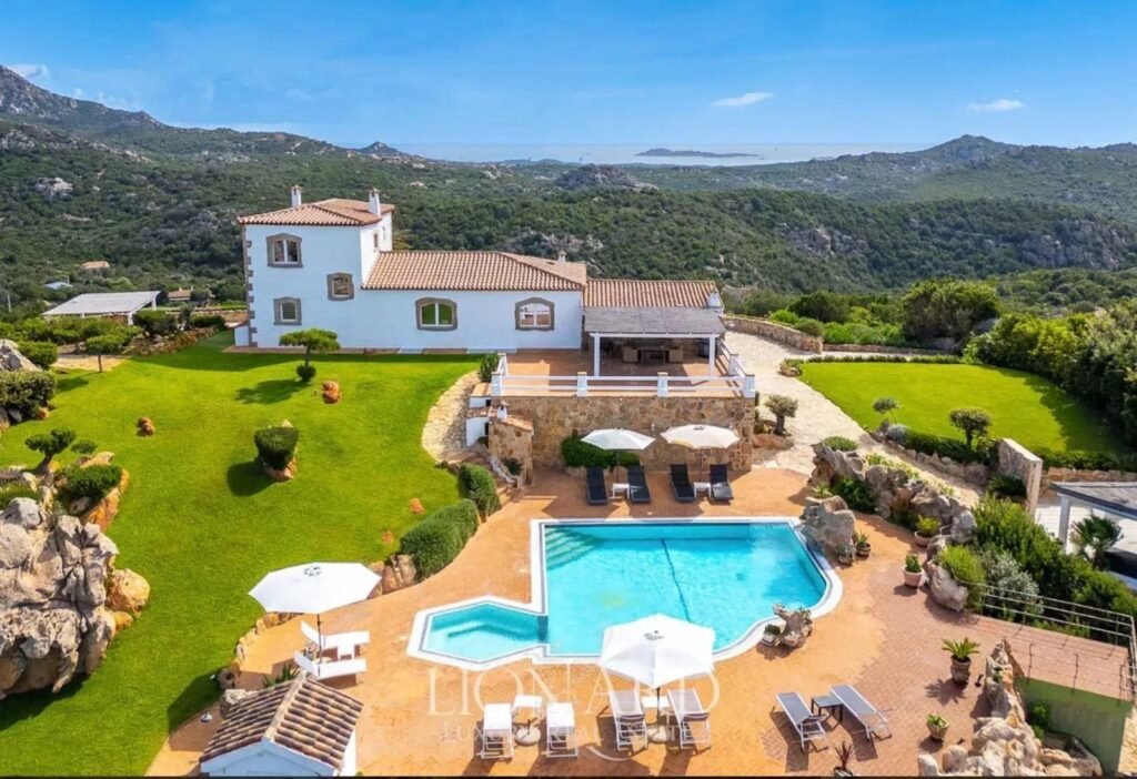 VILLA ESCLUSIVA CON DEPENDANCE E VISTA MOZZAFIATO – A SOLI 10 MINUTI DA PORTO CERVO image 2