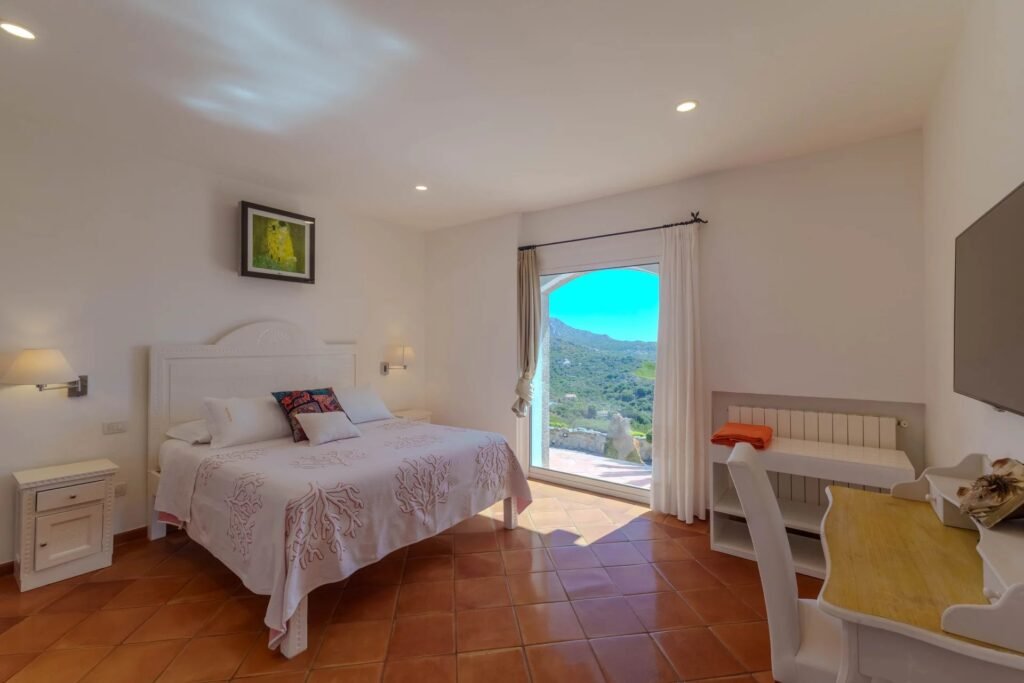 VILLA ESCLUSIVA CON DEPENDANCE E VISTA MOZZAFIATO – A SOLI 10 MINUTI DA PORTO CERVO image 22