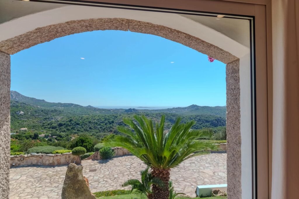 VILLA ESCLUSIVA CON DEPENDANCE E VISTA MOZZAFIATO – A SOLI 10 MINUTI DA PORTO CERVO image 24