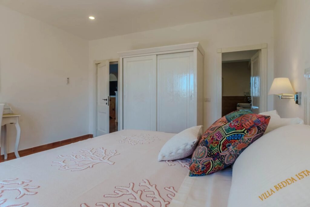 VILLA ESCLUSIVA CON DEPENDANCE E VISTA MOZZAFIATO – A SOLI 10 MINUTI DA PORTO CERVO image 25