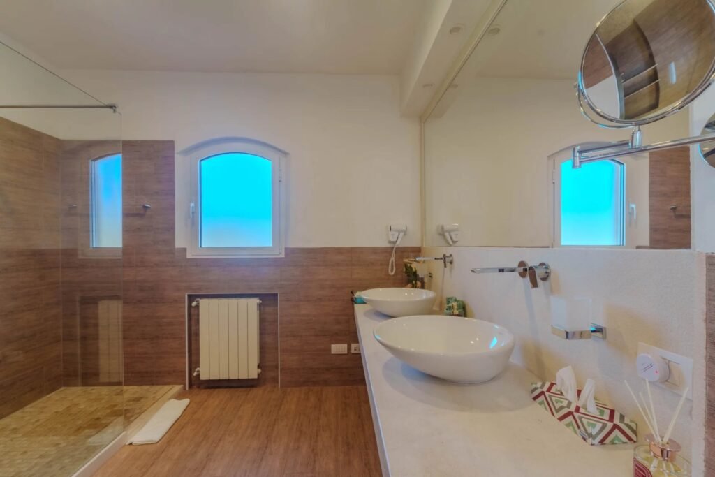 VILLA ESCLUSIVA CON DEPENDANCE E VISTA MOZZAFIATO – A SOLI 10 MINUTI DA PORTO CERVO image 26