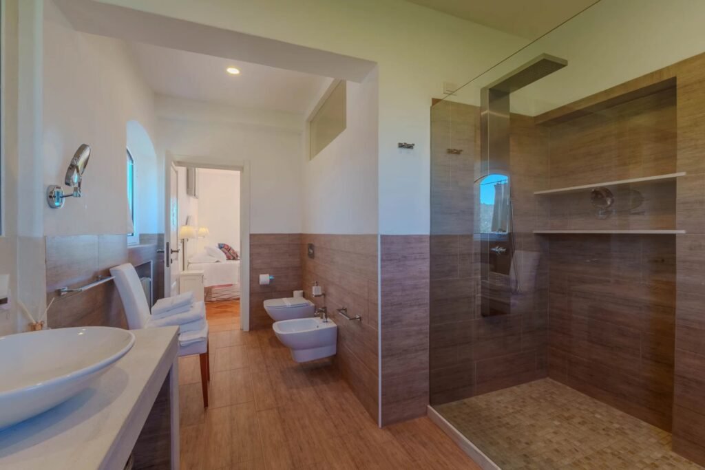 VILLA ESCLUSIVA CON DEPENDANCE E VISTA MOZZAFIATO – A SOLI 10 MINUTI DA PORTO CERVO image 27