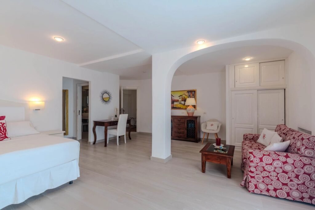 VILLA ESCLUSIVA CON DEPENDANCE E VISTA MOZZAFIATO – A SOLI 10 MINUTI DA PORTO CERVO image 32