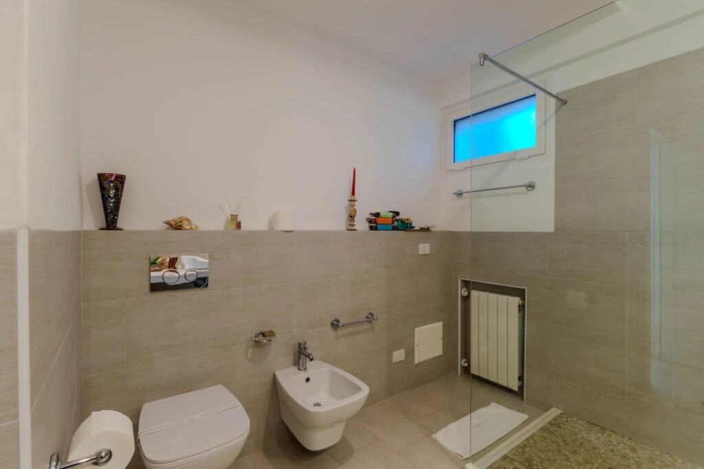 VILLA ESCLUSIVA CON DEPENDANCE E VISTA MOZZAFIATO – A SOLI 10 MINUTI DA PORTO CERVO image 34