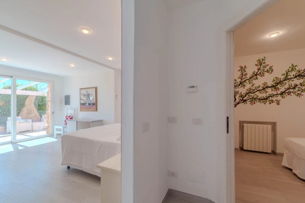 VILLA ESCLUSIVA CON DEPENDANCE E VISTA MOZZAFIATO – A SOLI 10 MINUTI DA PORTO CERVO image 36