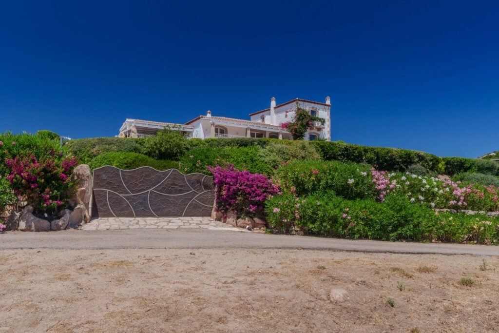 VILLA ESCLUSIVA CON DEPENDANCE E VISTA MOZZAFIATO – A SOLI 10 MINUTI DA PORTO CERVO image 4