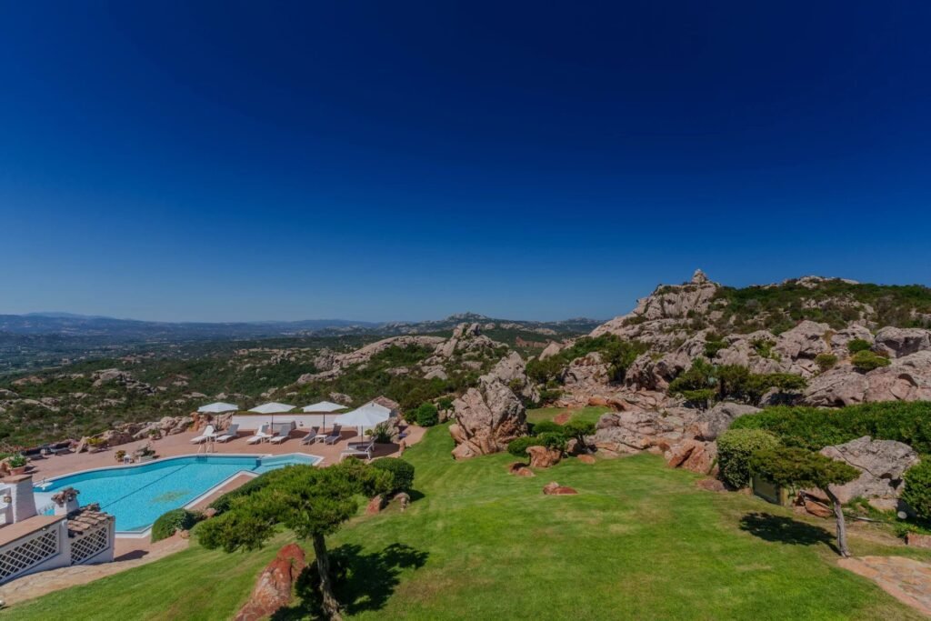 VILLA ESCLUSIVA CON DEPENDANCE E VISTA MOZZAFIATO – A SOLI 10 MINUTI DA PORTO CERVO image 41