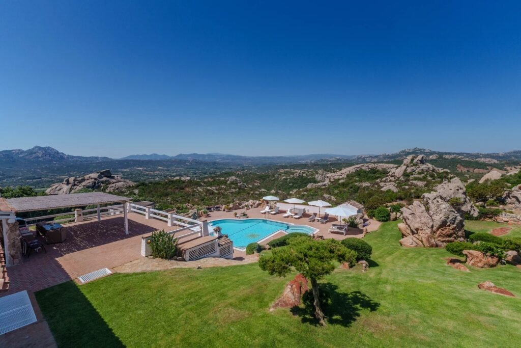 VILLA ESCLUSIVA CON DEPENDANCE E VISTA MOZZAFIATO – A SOLI 10 MINUTI DA PORTO CERVO image 42