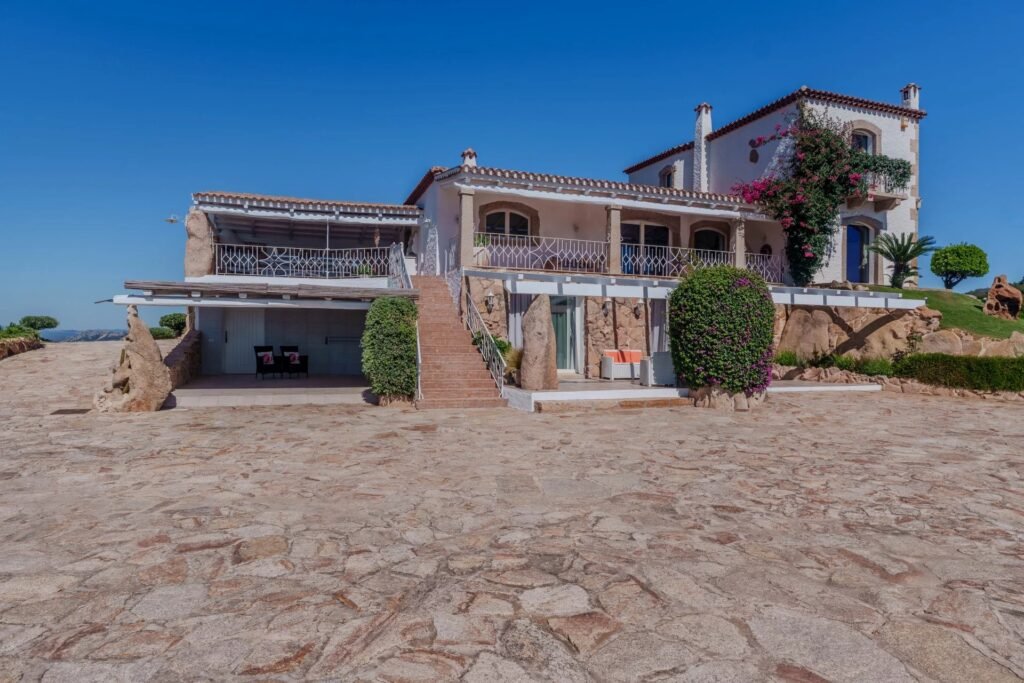 VILLA ESCLUSIVA CON DEPENDANCE E VISTA MOZZAFIATO – A SOLI 10 MINUTI DA PORTO CERVO image 5