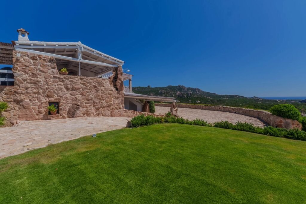 VILLA ESCLUSIVA CON DEPENDANCE E VISTA MOZZAFIATO – A SOLI 10 MINUTI DA PORTO CERVO image 59