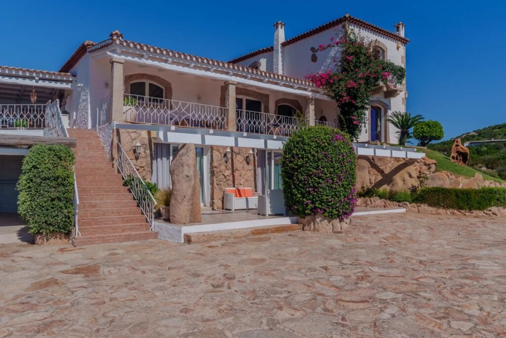 VILLA ESCLUSIVA CON DEPENDANCE E VISTA MOZZAFIATO – A SOLI 10 MINUTI DA PORTO CERVO image 6