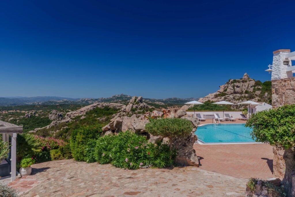 VILLA ESCLUSIVA CON DEPENDANCE E VISTA MOZZAFIATO – A SOLI 10 MINUTI DA PORTO CERVO image 60