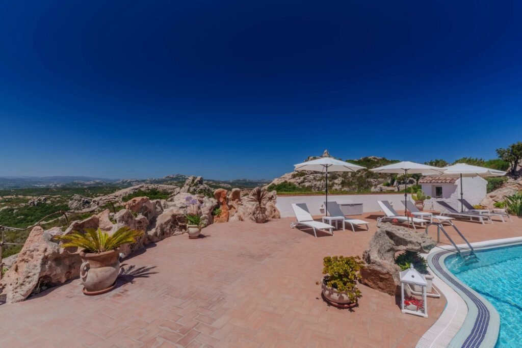 VILLA ESCLUSIVA CON DEPENDANCE E VISTA MOZZAFIATO – A SOLI 10 MINUTI DA PORTO CERVO image 61