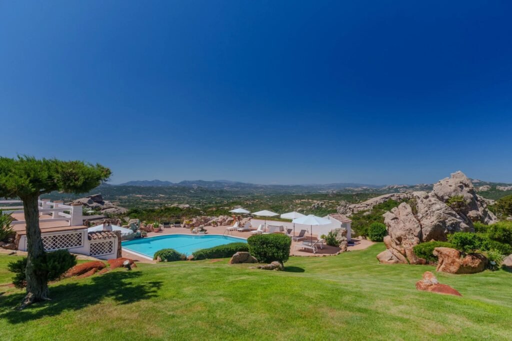 VILLA ESCLUSIVA CON DEPENDANCE E VISTA MOZZAFIATO – A SOLI 10 MINUTI DA PORTO CERVO image 68