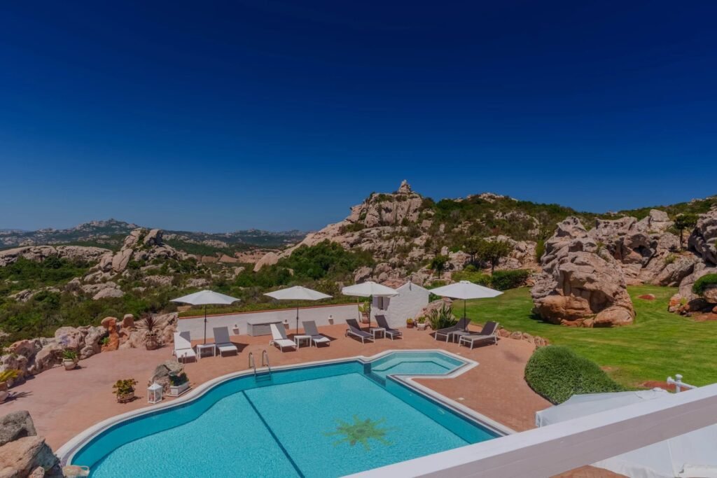 VILLA ESCLUSIVA CON DEPENDANCE E VISTA MOZZAFIATO – A SOLI 10 MINUTI DA PORTO CERVO image 72