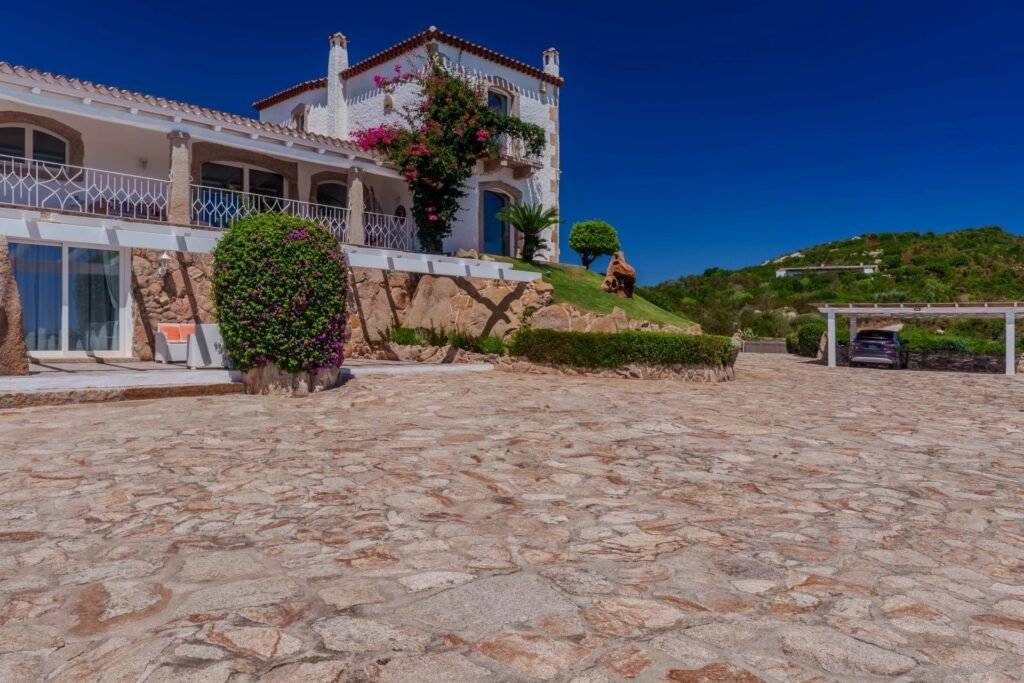 VILLA ESCLUSIVA CON DEPENDANCE E VISTA MOZZAFIATO – A SOLI 10 MINUTI DA PORTO CERVO image 73