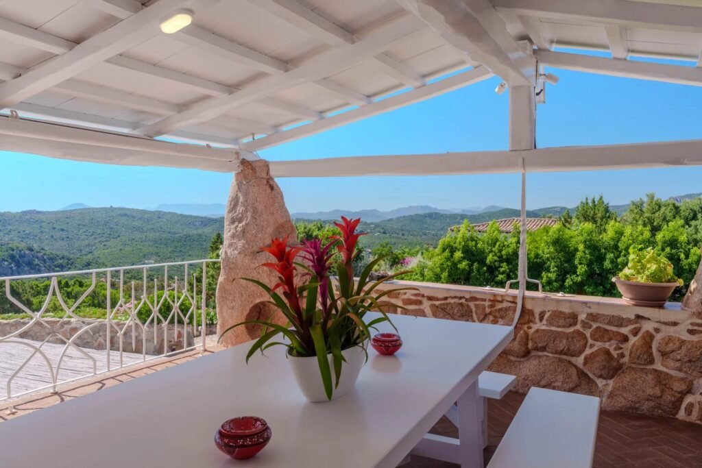 VILLA ESCLUSIVA CON DEPENDANCE E VISTA MOZZAFIATO – A SOLI 10 MINUTI DA PORTO CERVO image 9