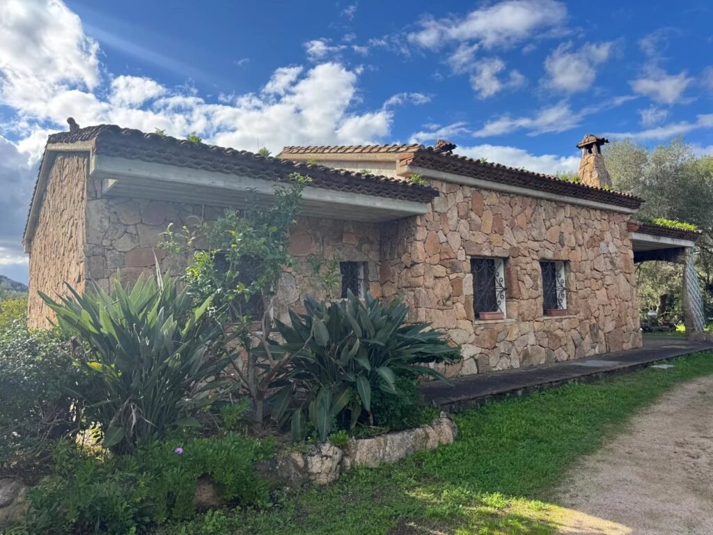 Tradizione e quiete – Stazzo in pietra nei pressi di San Pantaleo image 2