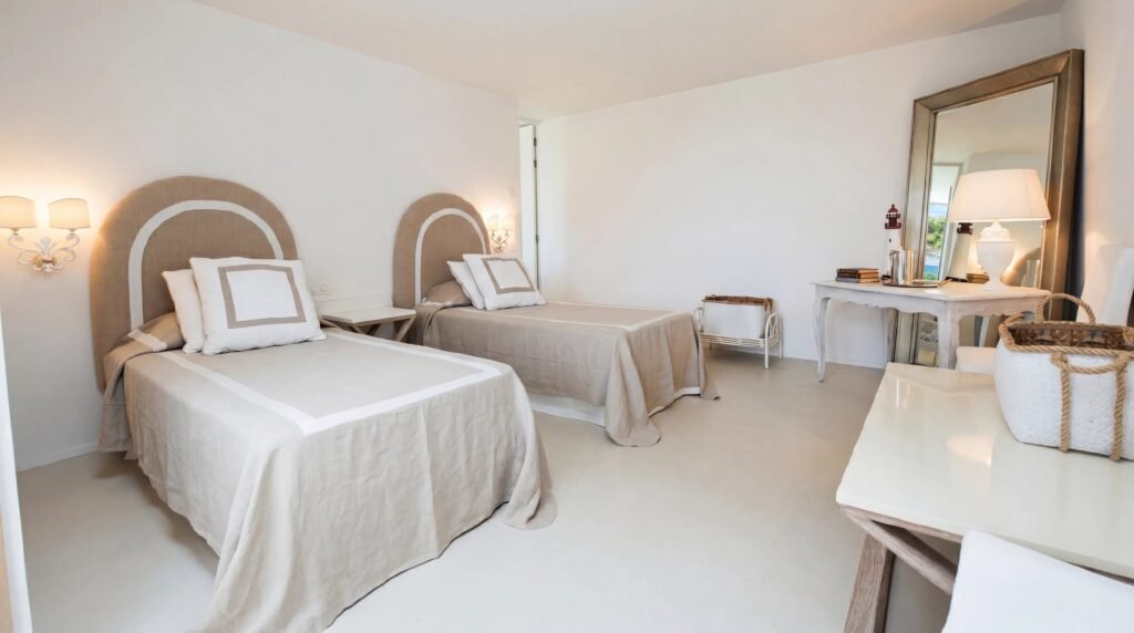 TIMELESS LUXURY VILLA IN LES PARCS, SAINT-TROPEZ image 20